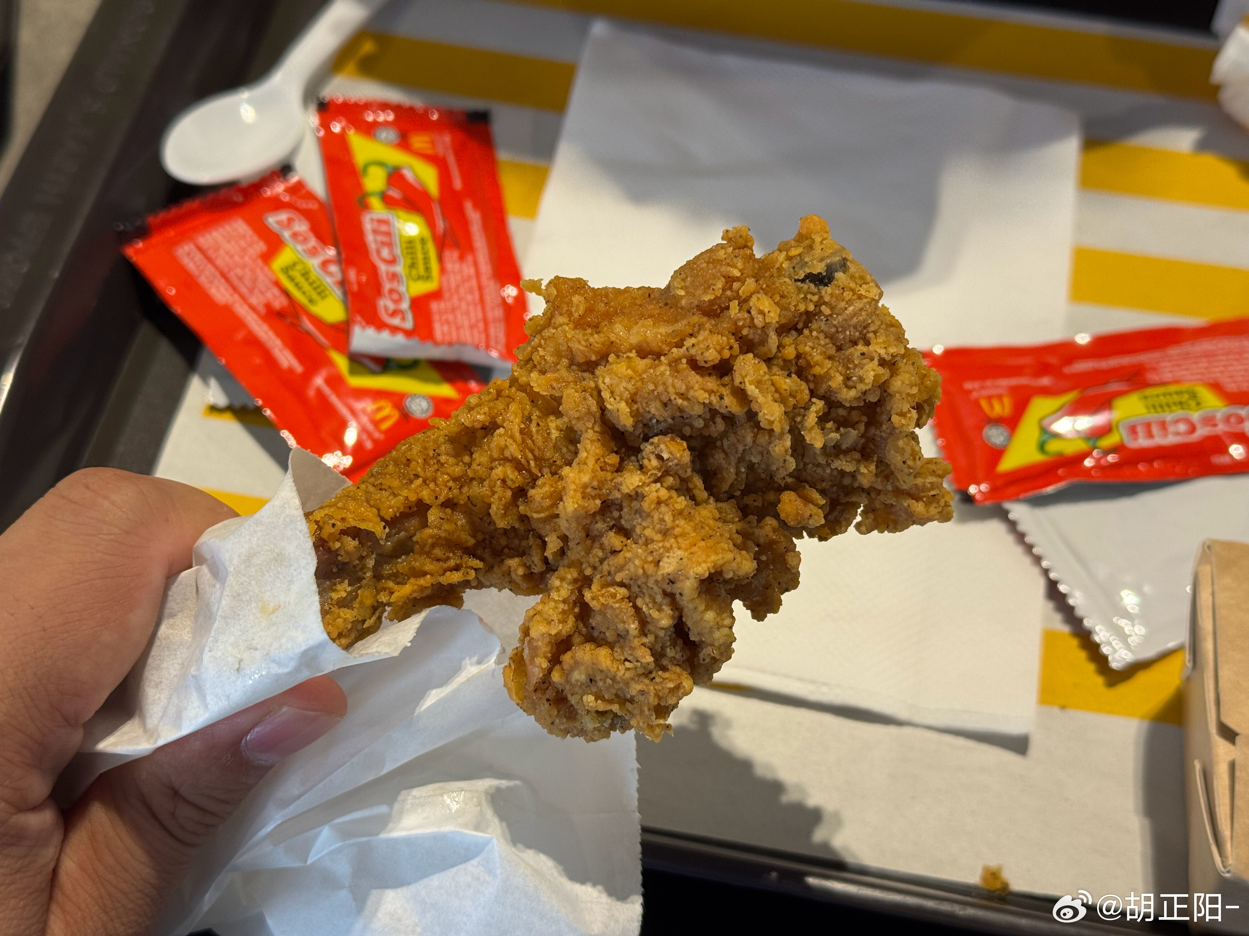 作为知名麦当劳评论家到了这边必须品鉴一下当地西餐鸡腿和土豆泥有点像肯德基 汉堡份