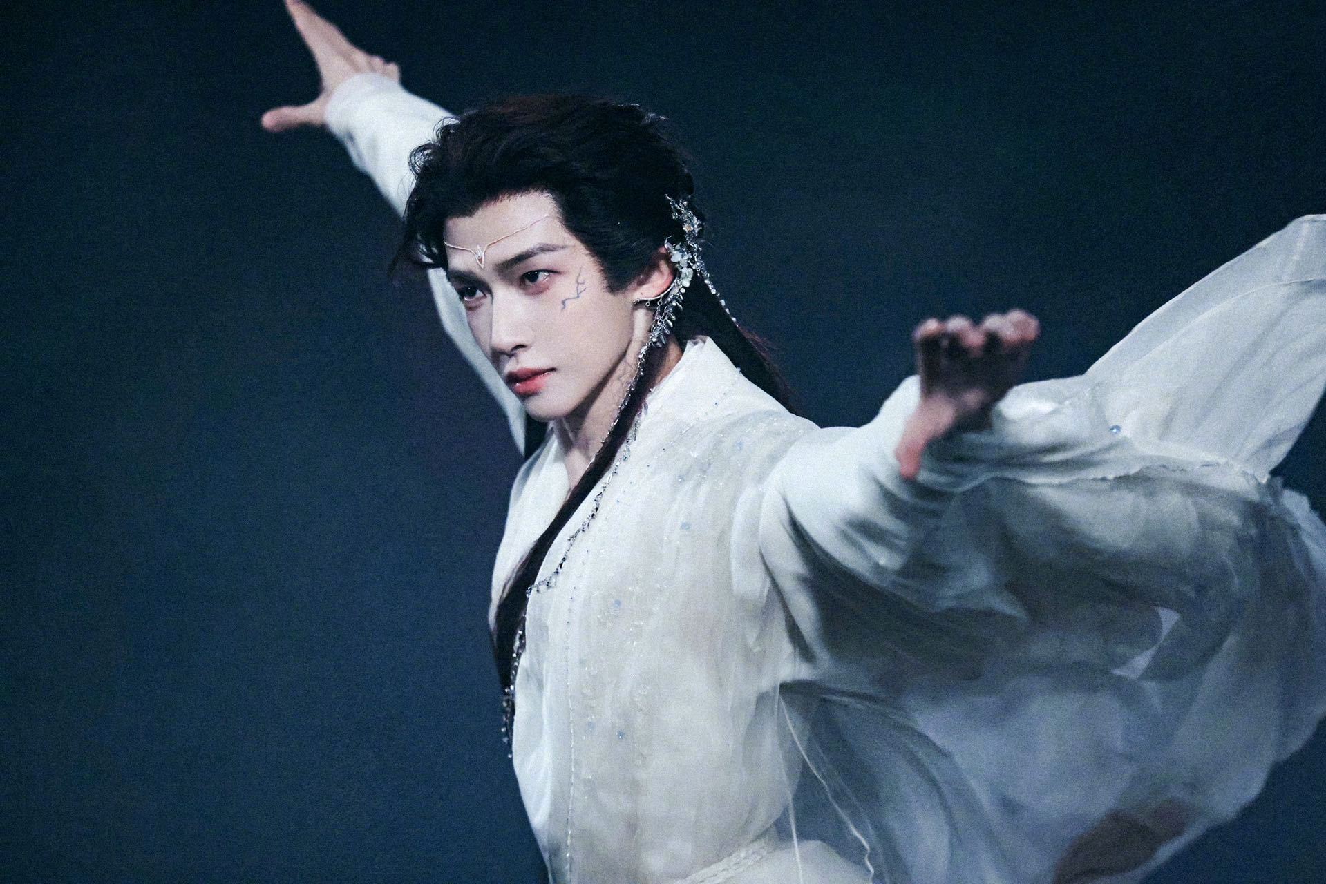 刘宇时隔一年复刻月鳞绮纪妆造 时隔一年再还原月鳞绮纪妆造，气质和星石这个角色太贴