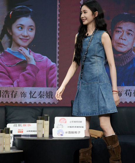 刘浩存扫楼脸上胶原溢出来了 谁能拒绝胶原感满满的？扫楼状态松弛又亮眼，眉眼自带温