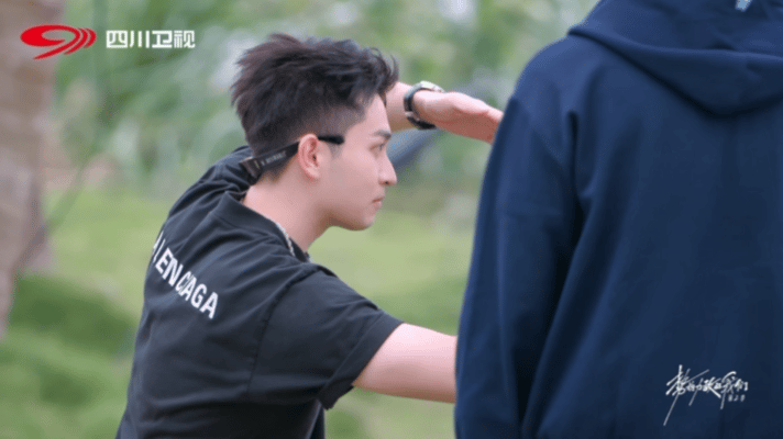 恋综男嘉宾把对手的花扔了宣呈抢先戴花，他直接上手摘了，主打一个喜欢就抢绝不手软，