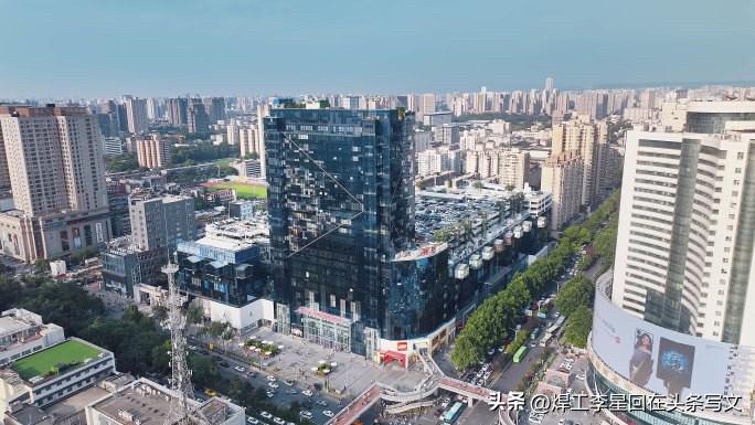 西安严总坠楼前，先把员工工资都给发了，然后跳楼身亡。

看报道，应该是7.1发工