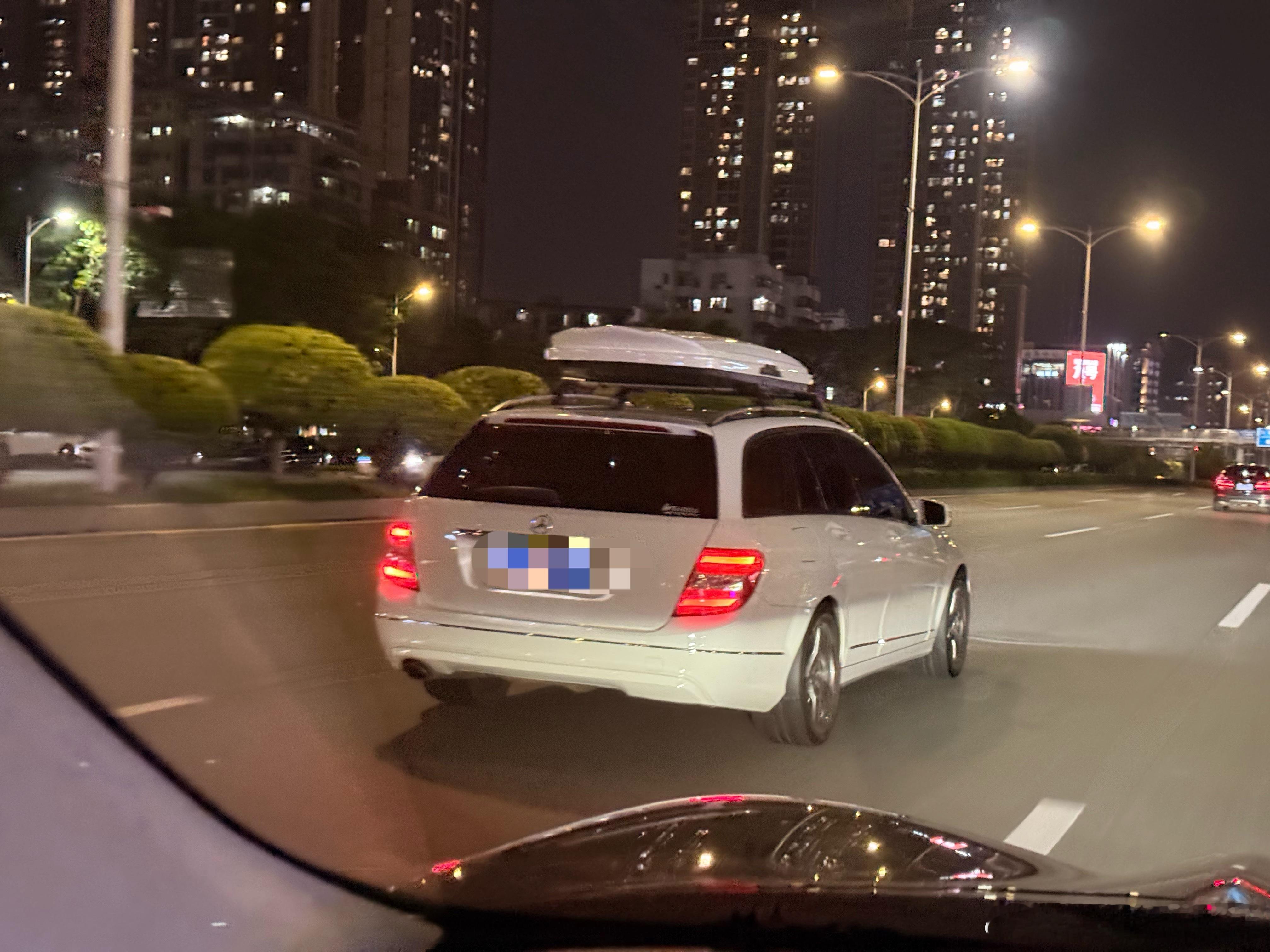 以前看着204 C级旅行的车屁股总是感觉怪怪的但是现在再见到好像也还挺好看的呀话
