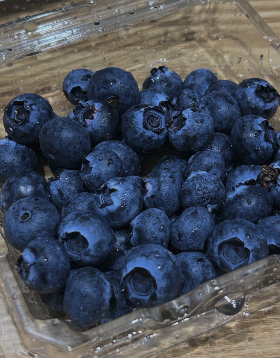 蓝莓 寒性蓝莓的几个亲测有效的正确吃法: 别洗太早：买回家别急着洗，表面那层白霜