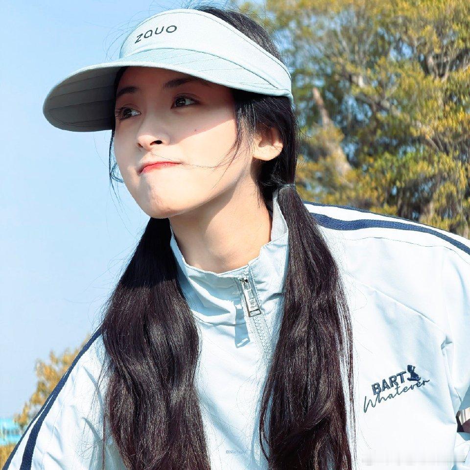 邻家姐姐既视感拉满！沈月喊小朋友吃烤肠，简单小事满是温柔沈月喊村里小朋友去客栈吃