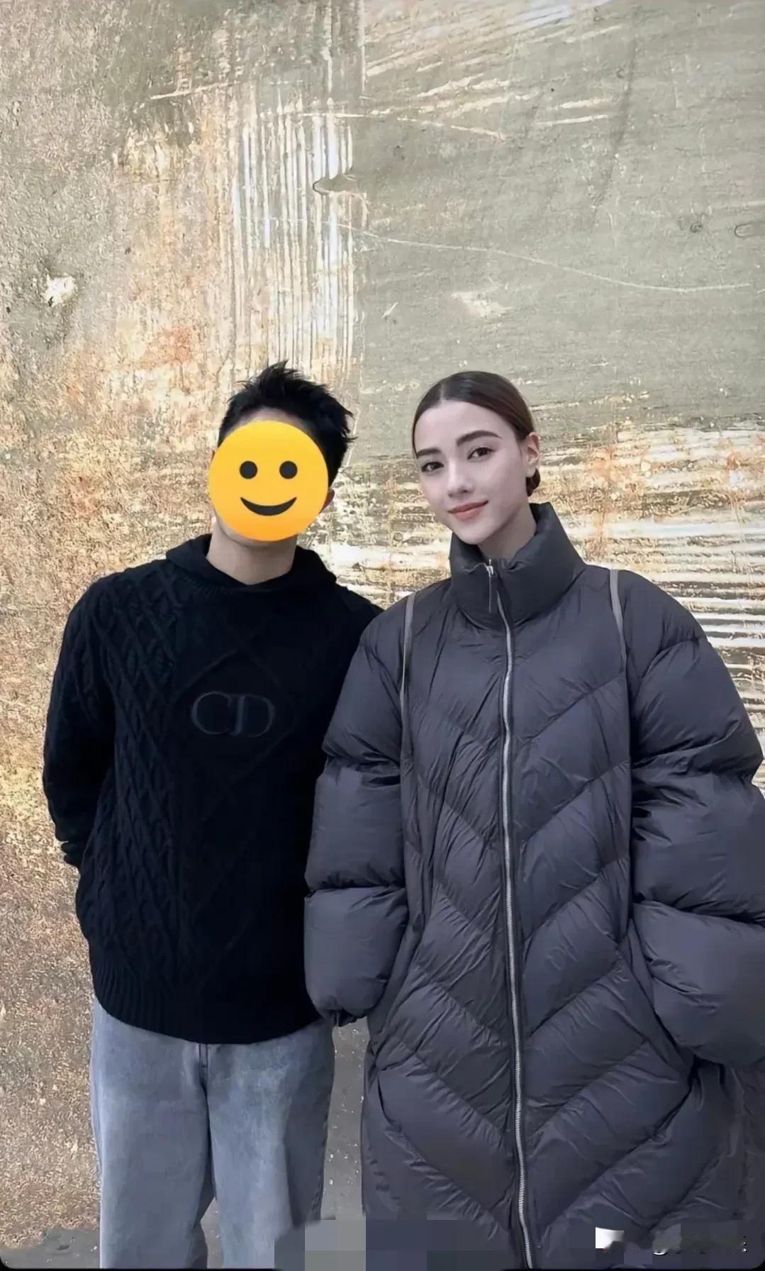 偶遇娜然，比电影里更好看一点，冷白皮浓眉大眼睛，脖子蛮长的，妥妥的浓颜系美女。她
