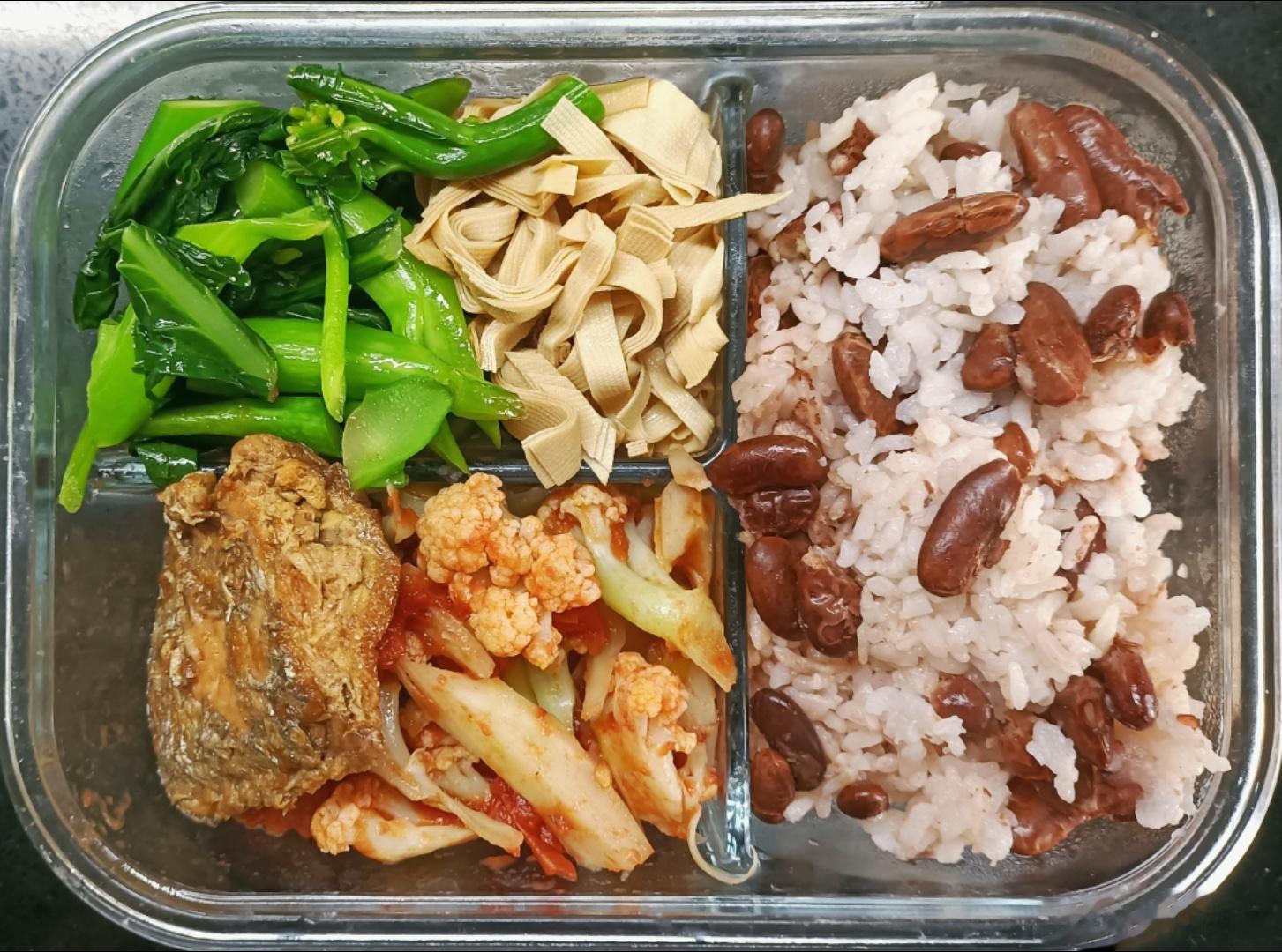 #儿子的午餐##养生新风向# 红芸豆米饭，番茄菜花，蒜蓉芥蓝，焯拌豆腐皮，一块烧