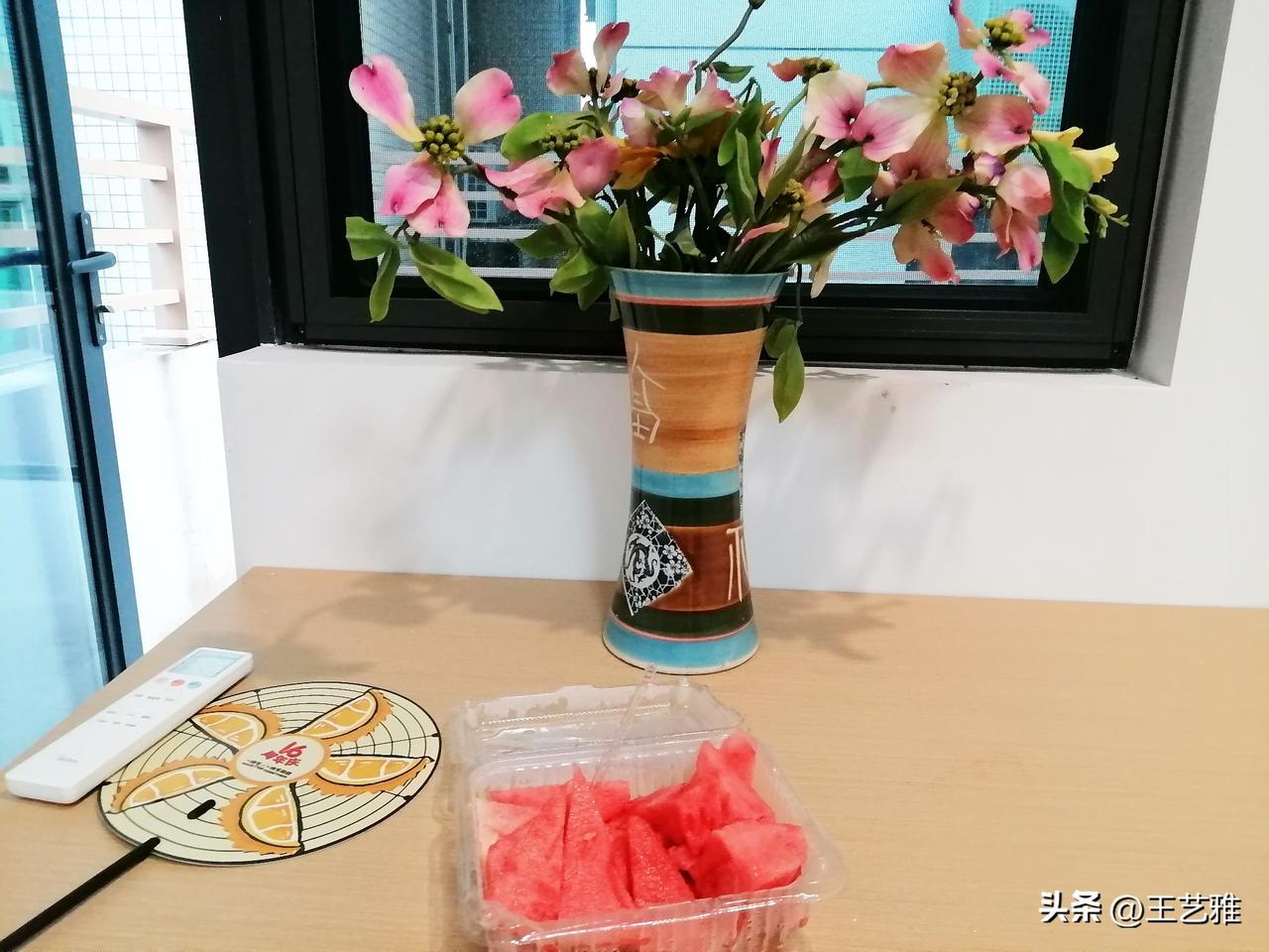 刚刚我冲了个凉水澡（热水不太行），简单铺了下床，就躺上来了。

然后因为腹中空空