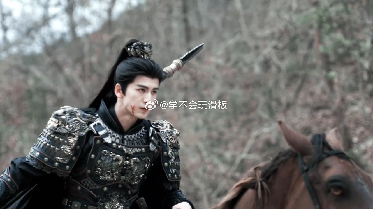 张凌赫单手丝滑上马张凌赫《逐玉》骑马路透太绝了！无外力单手飞身上马，动作丝滑不拖