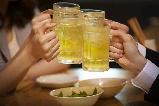 18岁本是花一样的年纪，史某却在和朋友喝酒后跳楼身亡，太让人痛心了。史某父亲向三