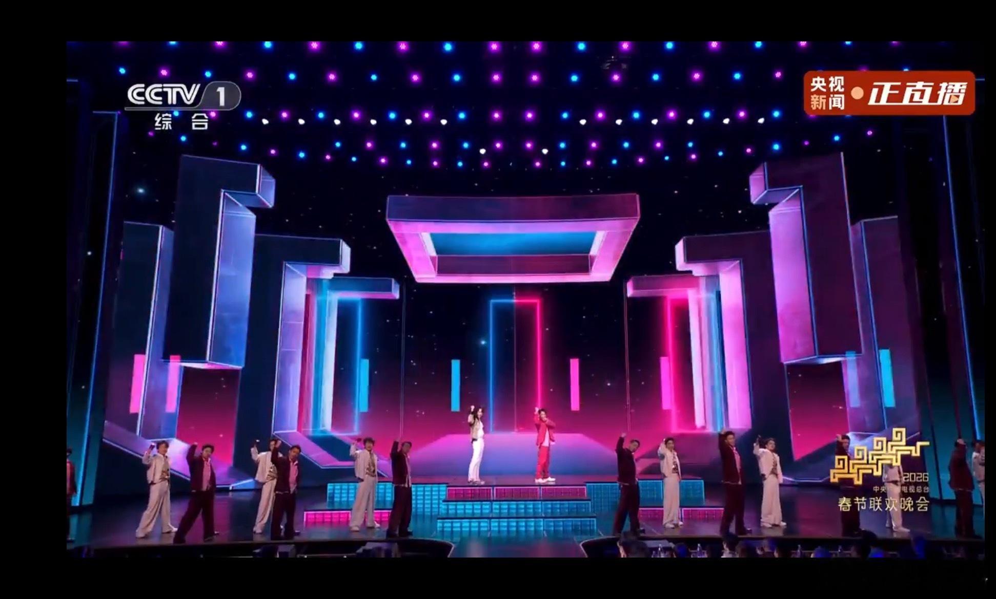 春晚王一博和天王郭富城唱跳动起来真的时光几十年 王一博郭富城炸场真棒👍 