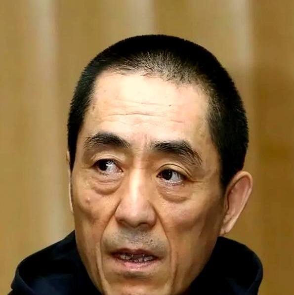 张艺谋亲弟，拒绝三个贵人选项。
只要房要钱，继续修车。
你听完别急着说他傻。
当