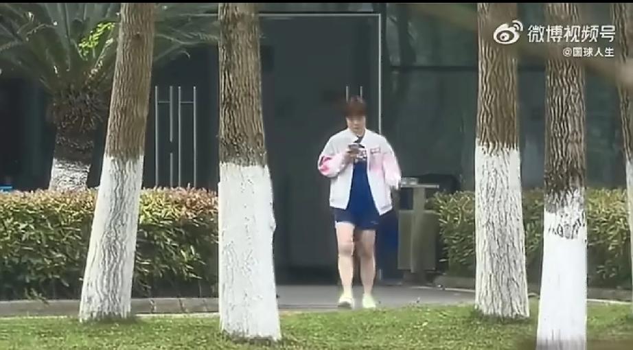 边走边看手机[笑哭]，
蒯曼在成都国乒封闭训练基地独自现身。
获得2026伦敦世