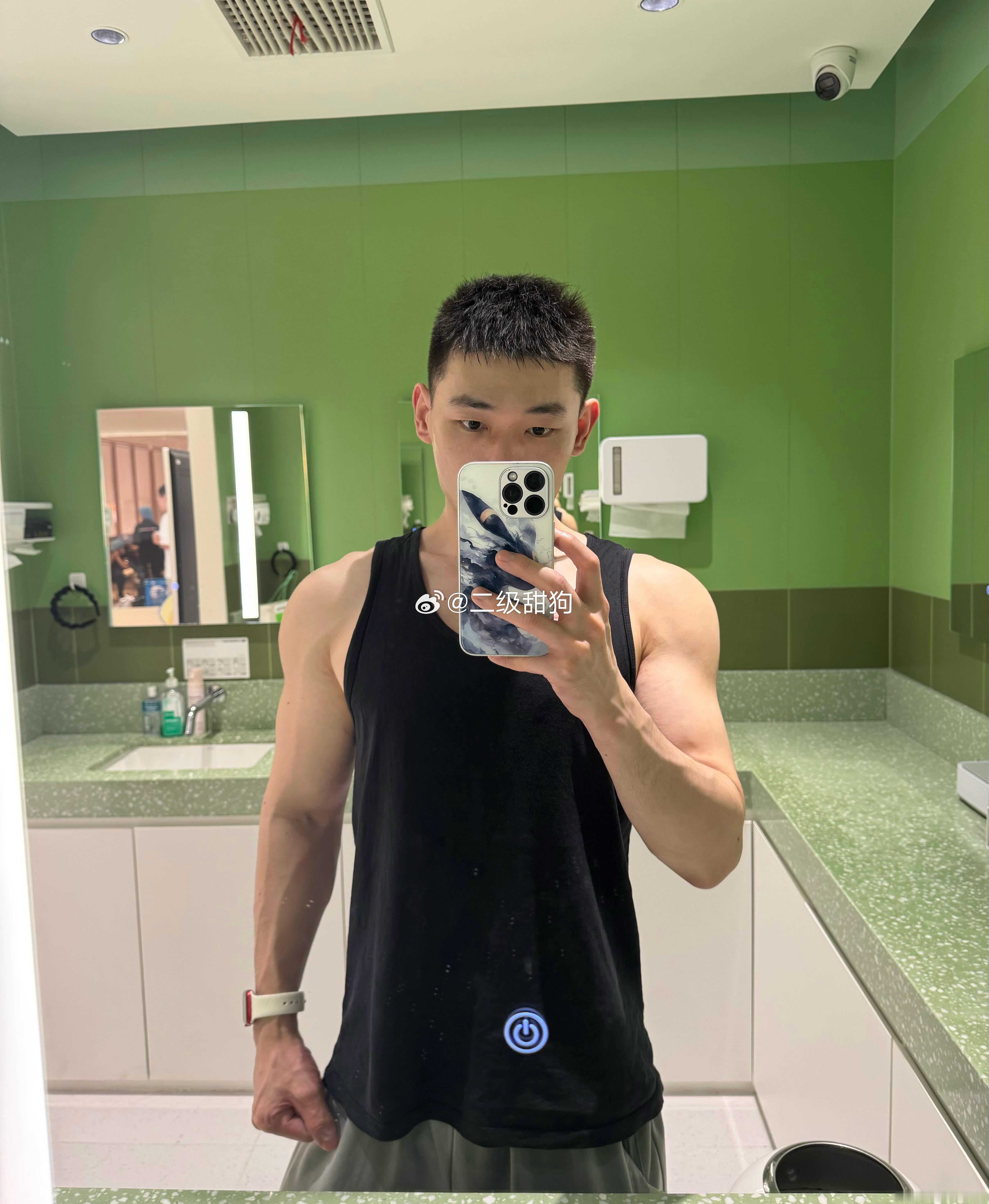 就这样傻傻萌萌的看着你… 