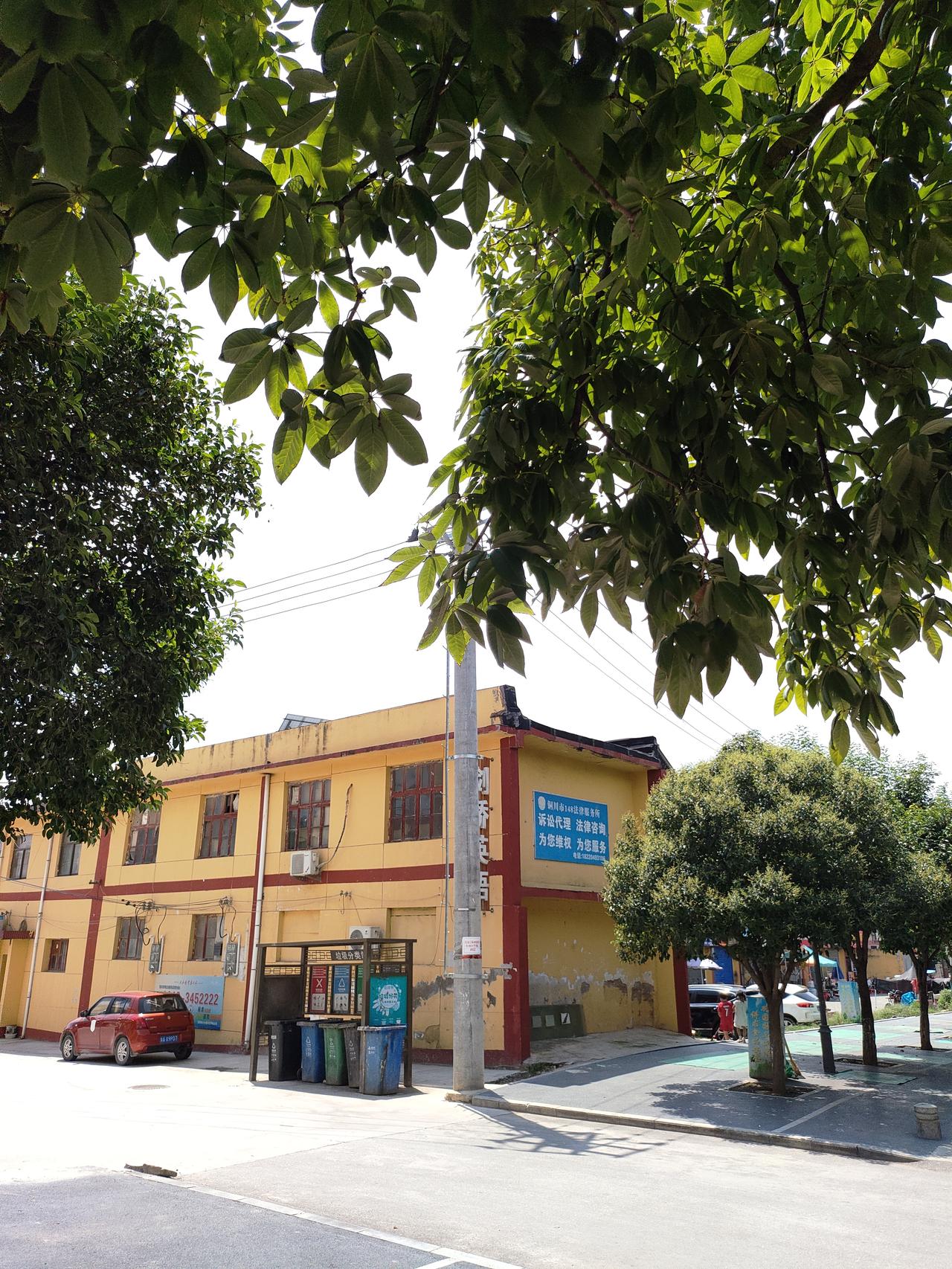 ​
2. 走在老街，满眼皆是生活，寻常店铺，藏着一方小城独有的烟火滋味。