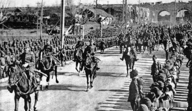 南京保卫战，全团打光，他一个人活着爬出来。被蒋介石下令秘密枪决，他翻墙跑了。被日