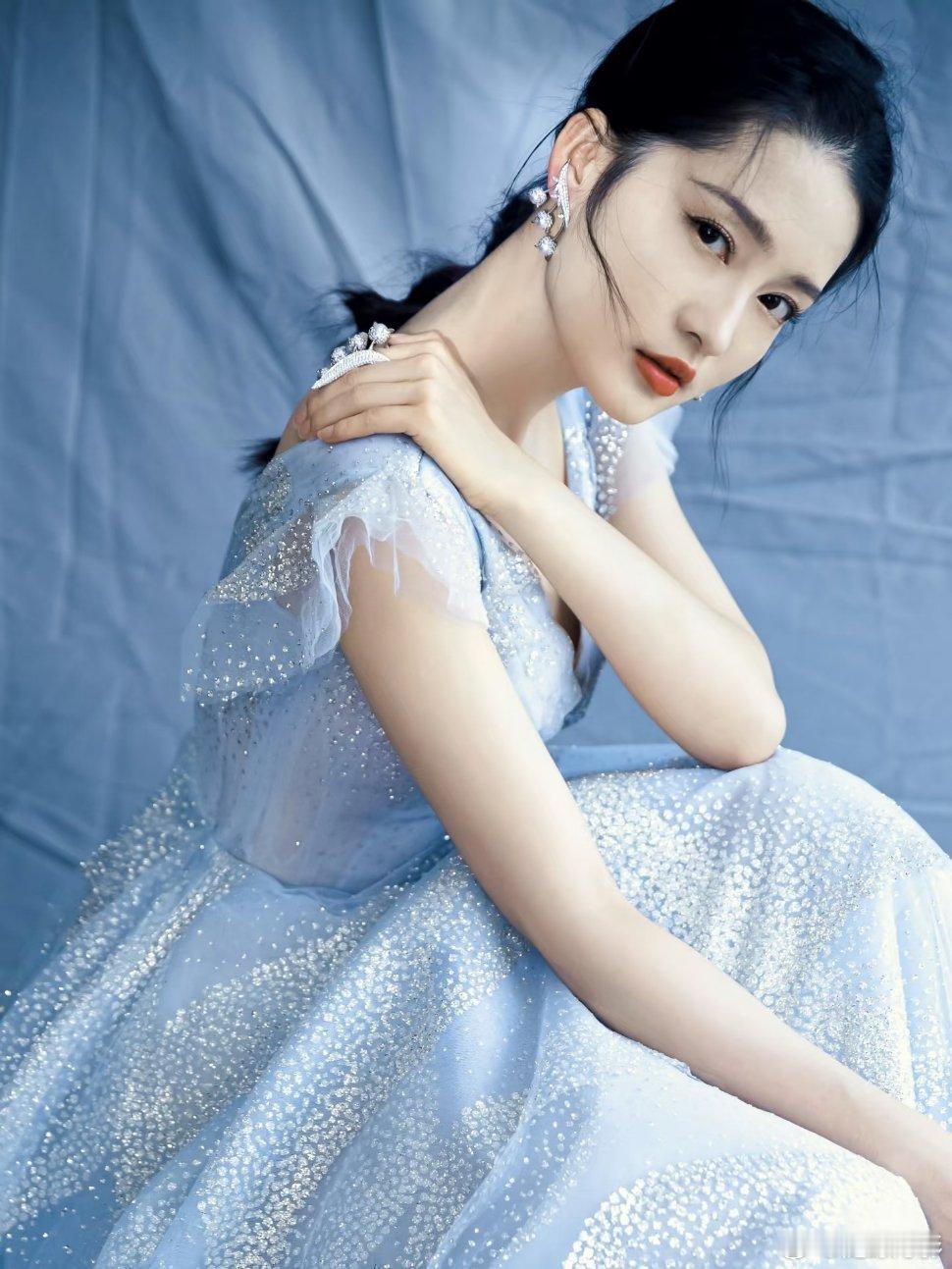 李沁幻视千金归来想看李沁再演一部都市剧 李沁这组图的氛围感绝了，妥妥的都市剧女主