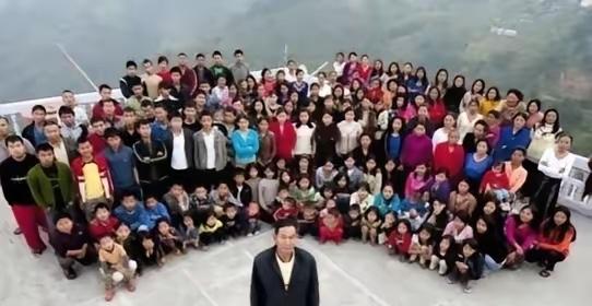 娶30多个老婆，生94个孩子，一家近200人住在有100间房屋的洋房中，甚至连自
