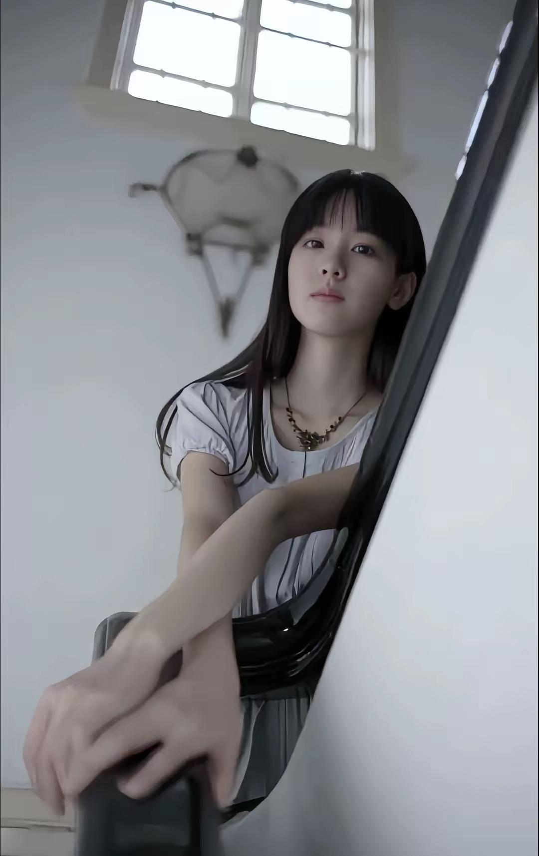 少女倚窗沉思，岁月静好，心事如风。沉思静谧氛围 沉思照 湖边沉思