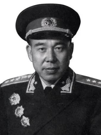 1927年秋，起义部队上井冈山后，遭到国民党军队偷袭，一个红军班长率领全班奋勇反