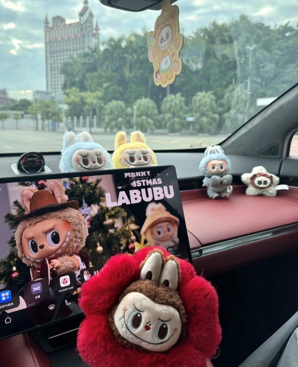 LABUBU进军车圈把LABUBU焊在车身上哇趣！labubu进军车圈了！！！这