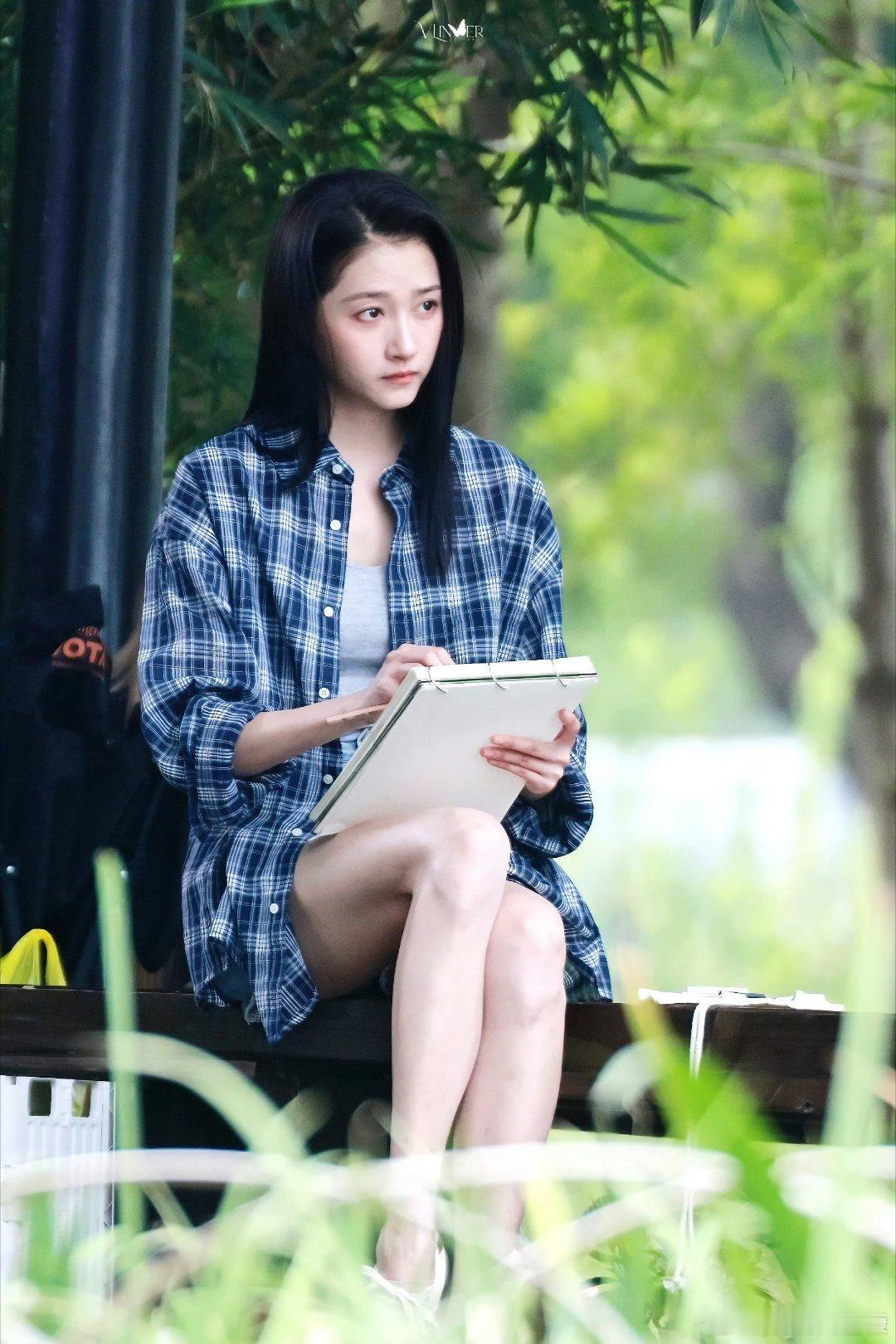 关晓彤红掌雨夜撑伞路透孟露莎好美啊os：好想看孟露莎在画什么