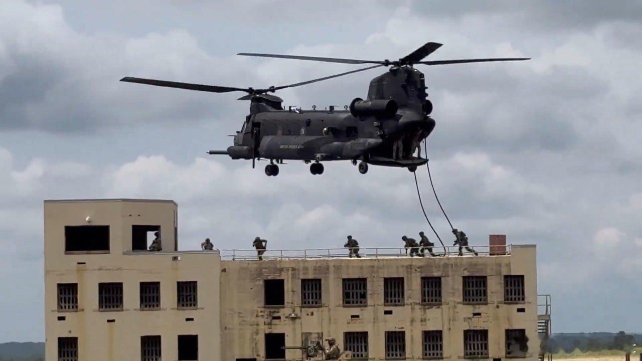 2025 年夏季，美国军方在布拉格堡举行了一次示范性演习，唐纳德·特朗普在场观看