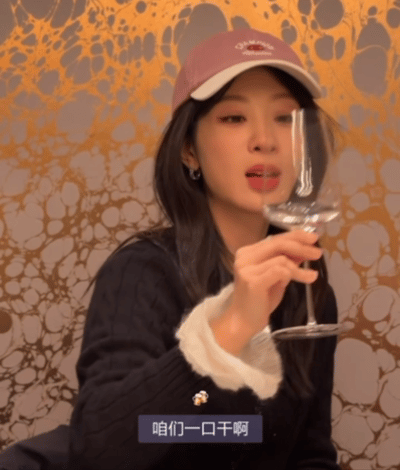 杨紫杨紫发型后面是蝴蝶结搞笑女王日常又可爱又搞笑太惹人爱了杨紫发型后面是蝴蝶结