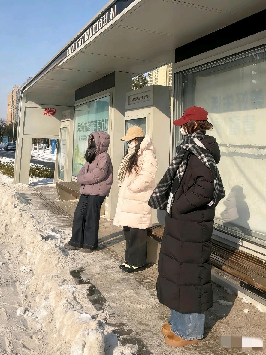 精心捯饬了半天，
站在穿黑色羽绒服身边，
怎么就显得又精致又土气呢？
黑色羽绒服