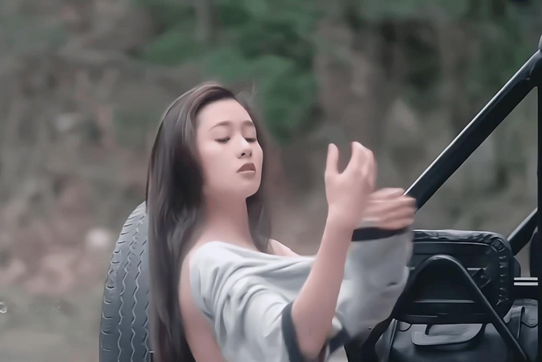 李丽珍的方脸能美成这样，也是独一无二了[比心]这个颜值真的长在我的审美上，小时候