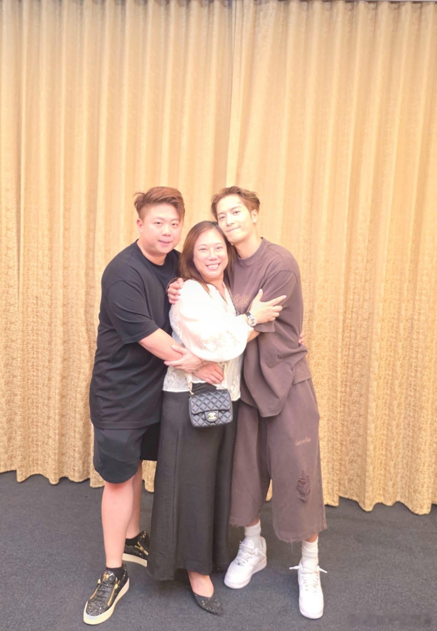 王嘉尔昨天的白色鞋白色袜看一次想夸一次 ​​​