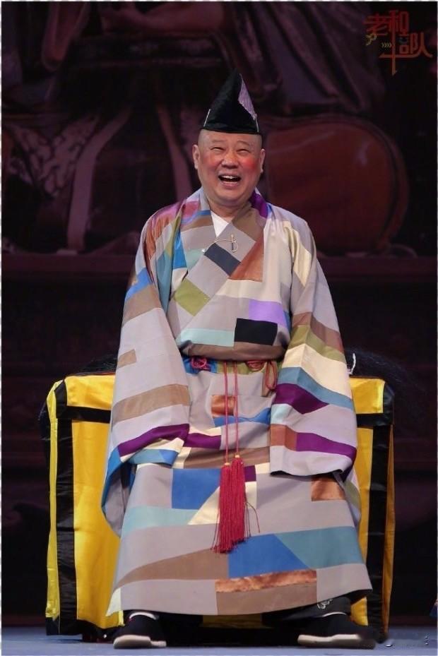 一个说相声的，哪有能力创新京剧。
那就是复古！
他在台上插包袱、戏里加小曲小调、