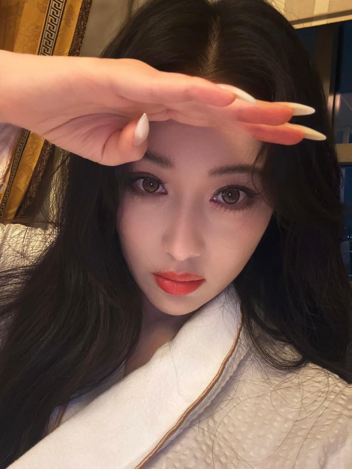喜欢你我也是zxy逐本轮廓油代言人张馨予 世事人声喧嚣，唯有你的温柔予我安宁 
