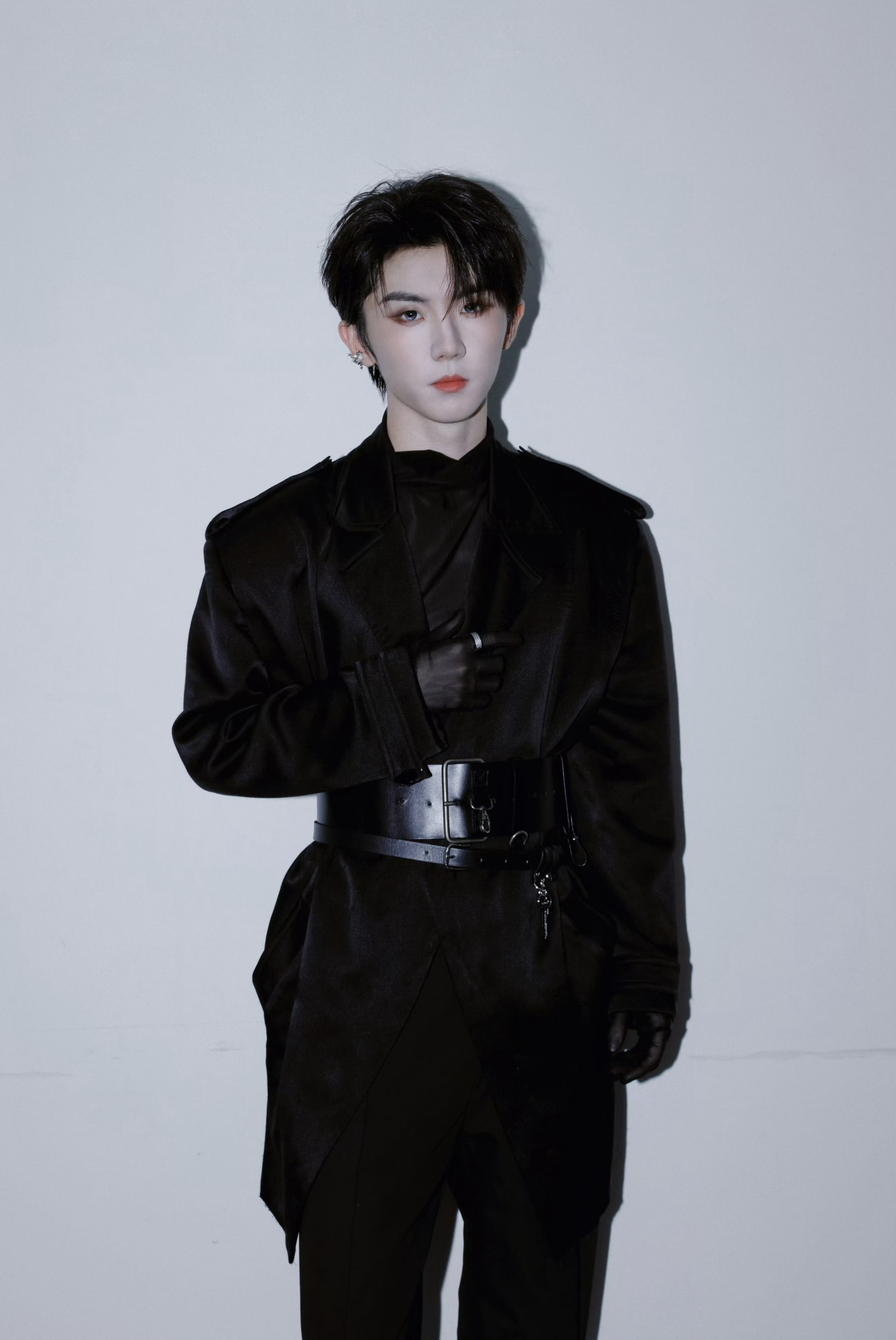 马嘉祺  时代少年团演唱会，两套造型都来自BRANDON LIM，经典黑色夹克配