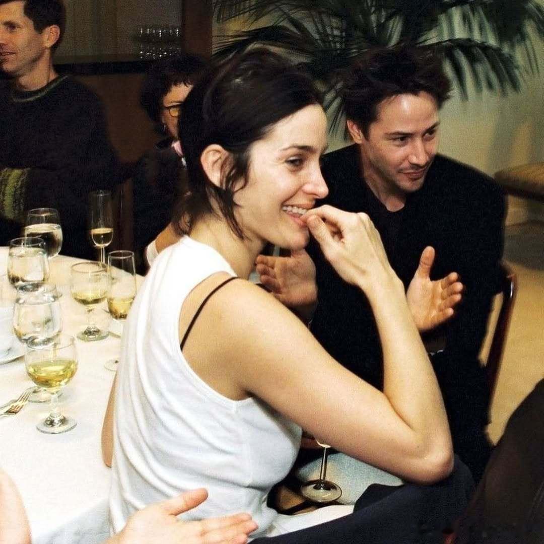 1999年，基努·里维斯和凯瑞-安·莫斯庆祝《黑客帝国》的上映 