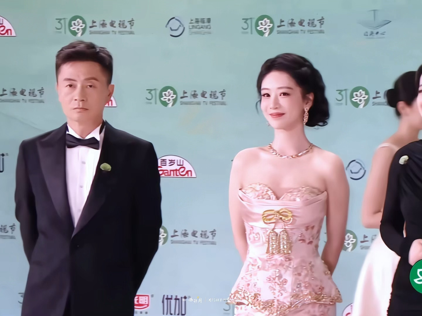 笑鼠杨紫本体突然在红毯上跑出来了😆怼脸镜头美成啥样了结果像素小人时突然激萌、、