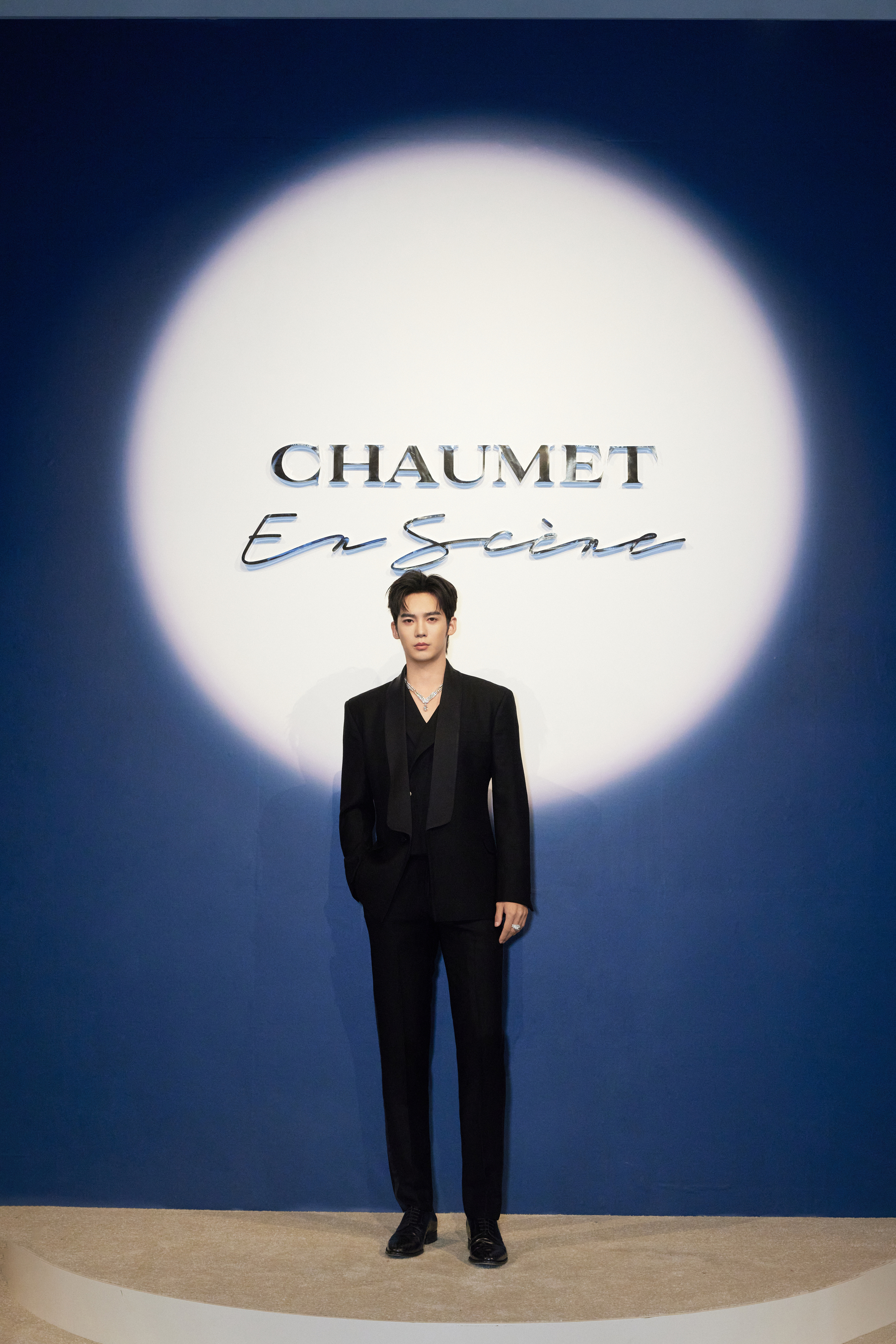 于适｜尚美 CHAUMET 妙艺幔启高定珠宝晚宴一身黑色西装搭配全新 En Sc
