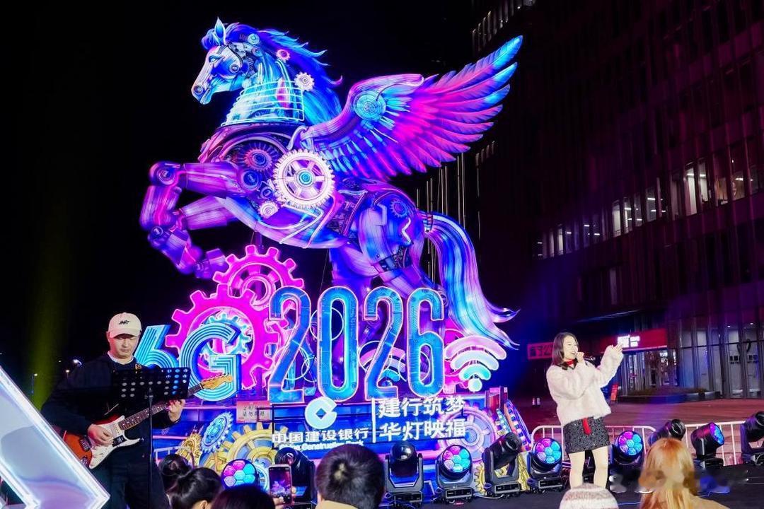 马年已至，骐骥奔腾，一马当先，尽显龙马精神。南京城内，满眼的马元素令人目不暇接，