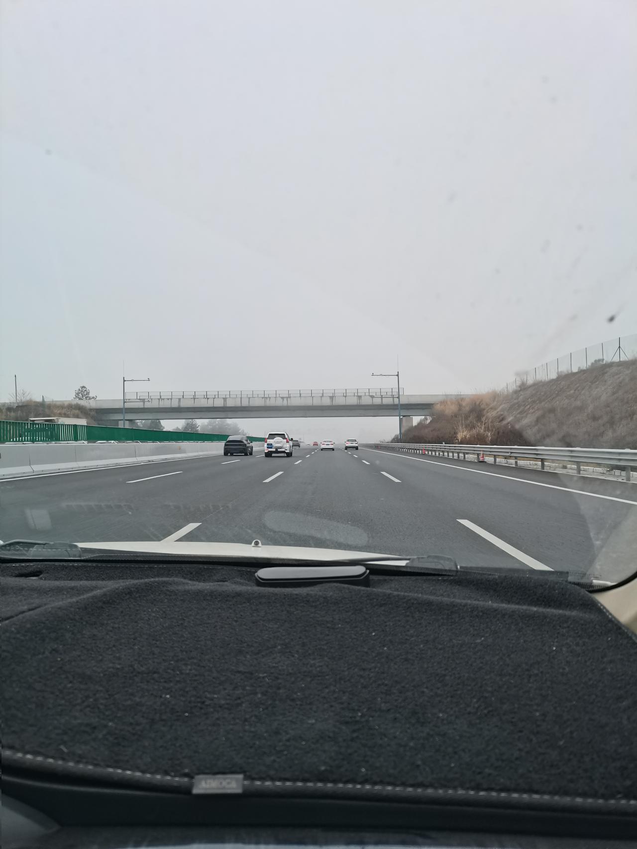 有一种感动来自沪昆高速交警的引路送行
2月21日，大年初五江西婺源、上饶路段大雾