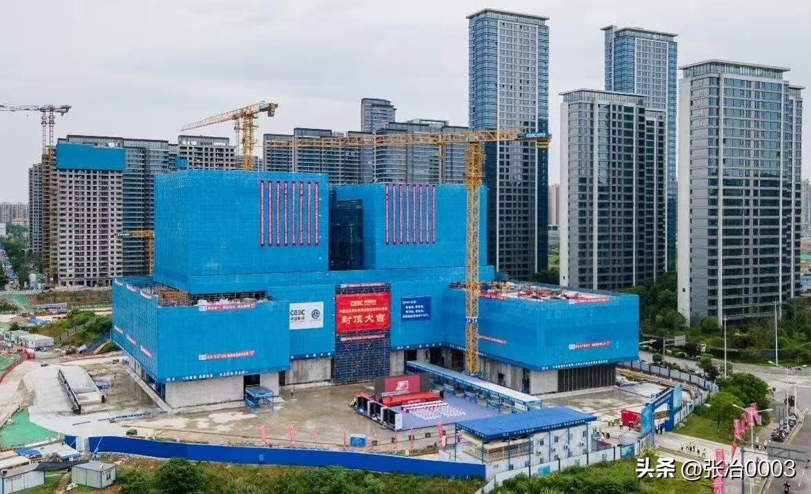 项目由易普力公司投资建设，坐落于白鹭塘路与梧桐路交会西北角，总建筑面积约4.38