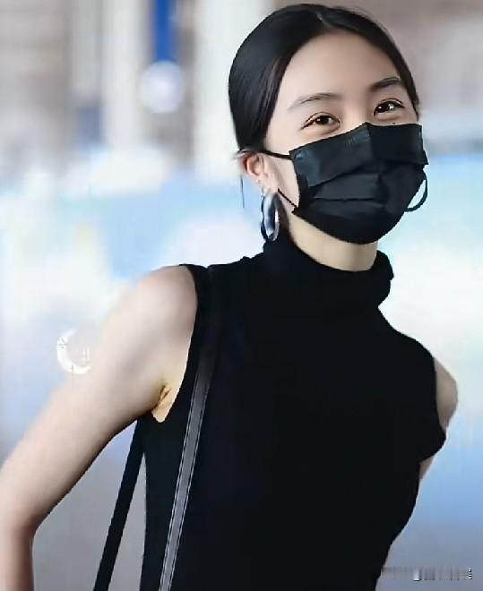 20岁黄多多，最新露面！
 
7月1号，黄磊的20岁大女儿黄多多又冲上了热搜。原