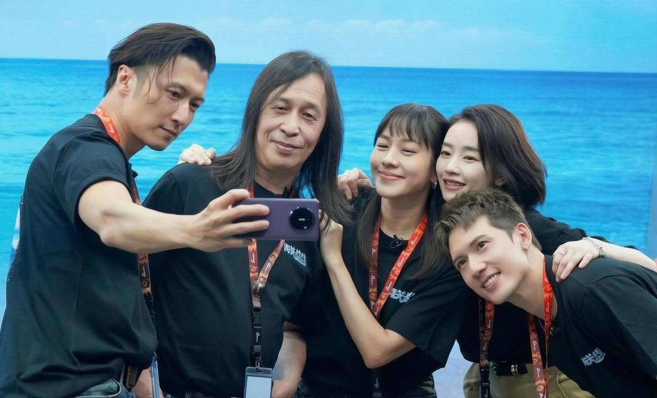 这张5人合照，我认出了身穿黑色T恤、拿着紫色手机正在自拍的谢霆锋，耸鼻朗目、阳光