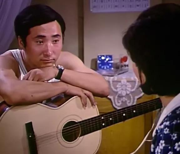 1973年，“黄世仁”陈强提着两瓶好酒，来到“喜儿”田华家，求田华，“田华啊，你