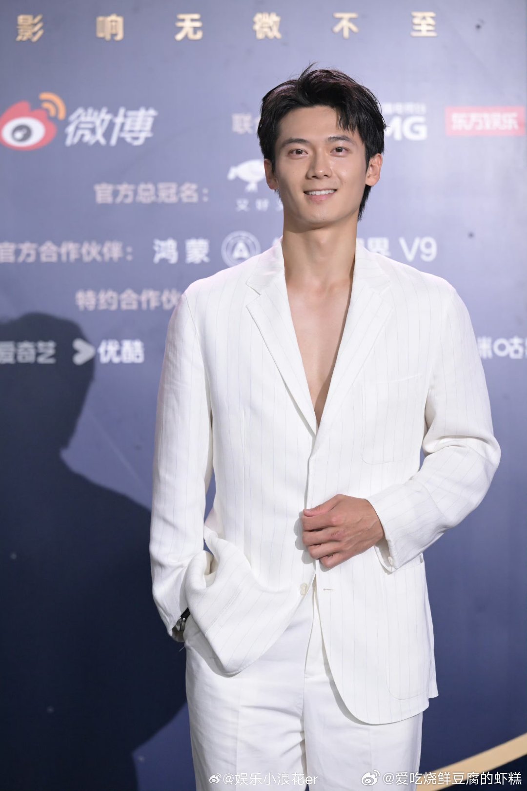 吴汉坤胸肌吴汉坤这胸肌看的人嘶哈嘶哈流口水啊，真不愧是封神训练营出来的啊