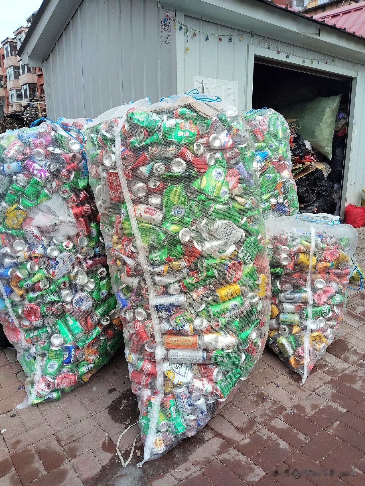 节后，回收站老板业务暴增！
家附近回收站这几天卖废品已经排队，大家积攒了很多礼盒