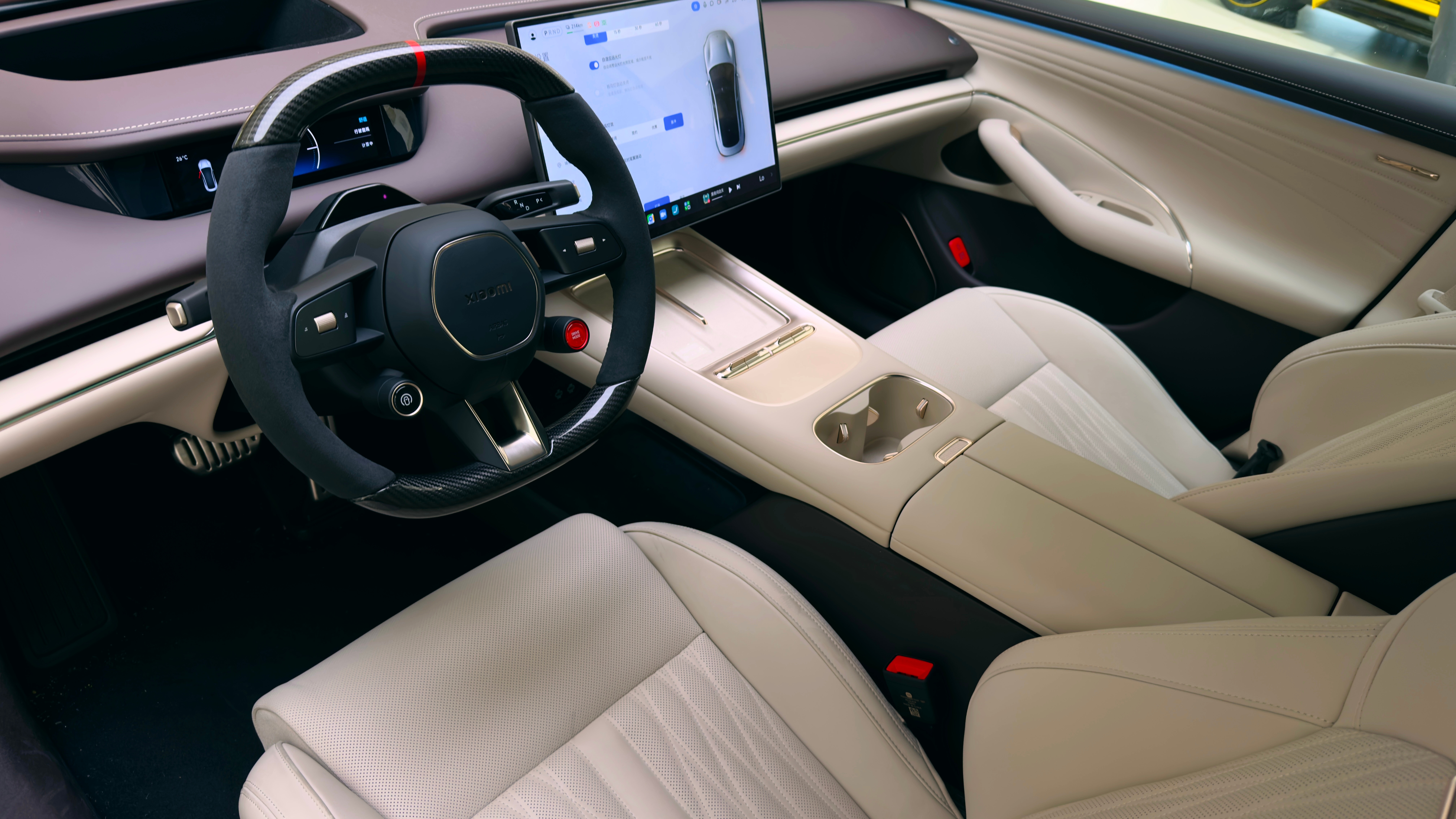 陪孩子妈逛商场，一眼看到了赤霞红新SU7，我勒个去，这配色真心好看，超喜欢… 