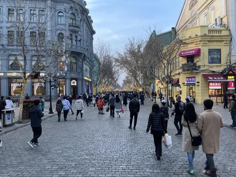 哈尔滨这天气，冷起来真要命！12月8日晚7点多，中央大街上一男子静脉曲张血管破裂