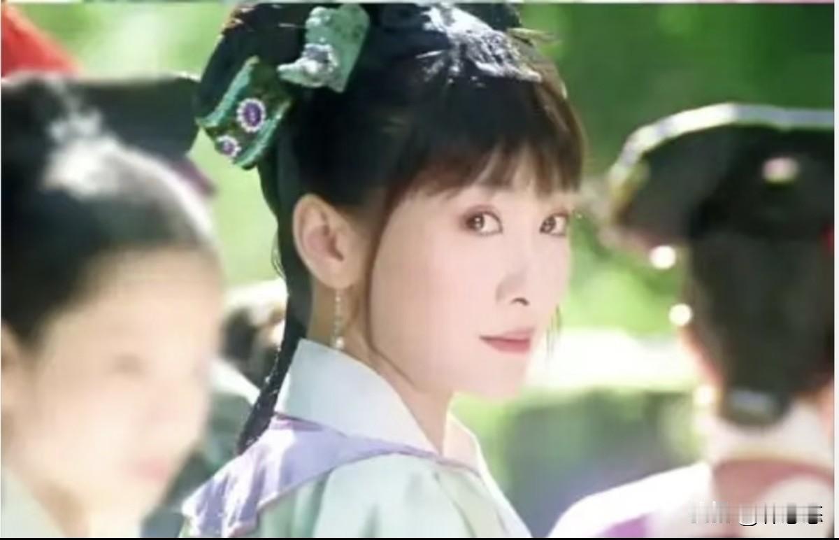 安陵容刚进宫的时候好像有点学生思维了。
她以为甄嬛和沈眉庄跟她好，就单纯是交朋友