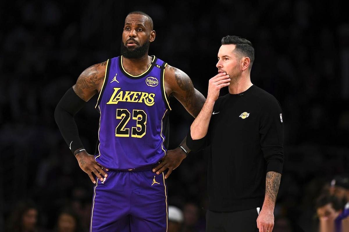 湖人队，三连败。
场上的比分刺眼，球迷在座位上不住地摇头。你以为更衣室里早就炸了