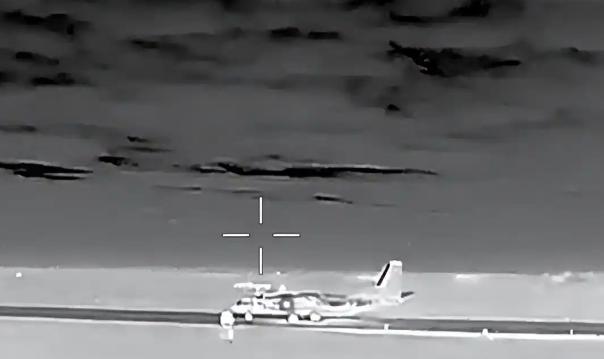 最近俄乌战场又出了个大消息，乌方刚公布的一段视频，画面里清晰记录下一架俄罗斯安-