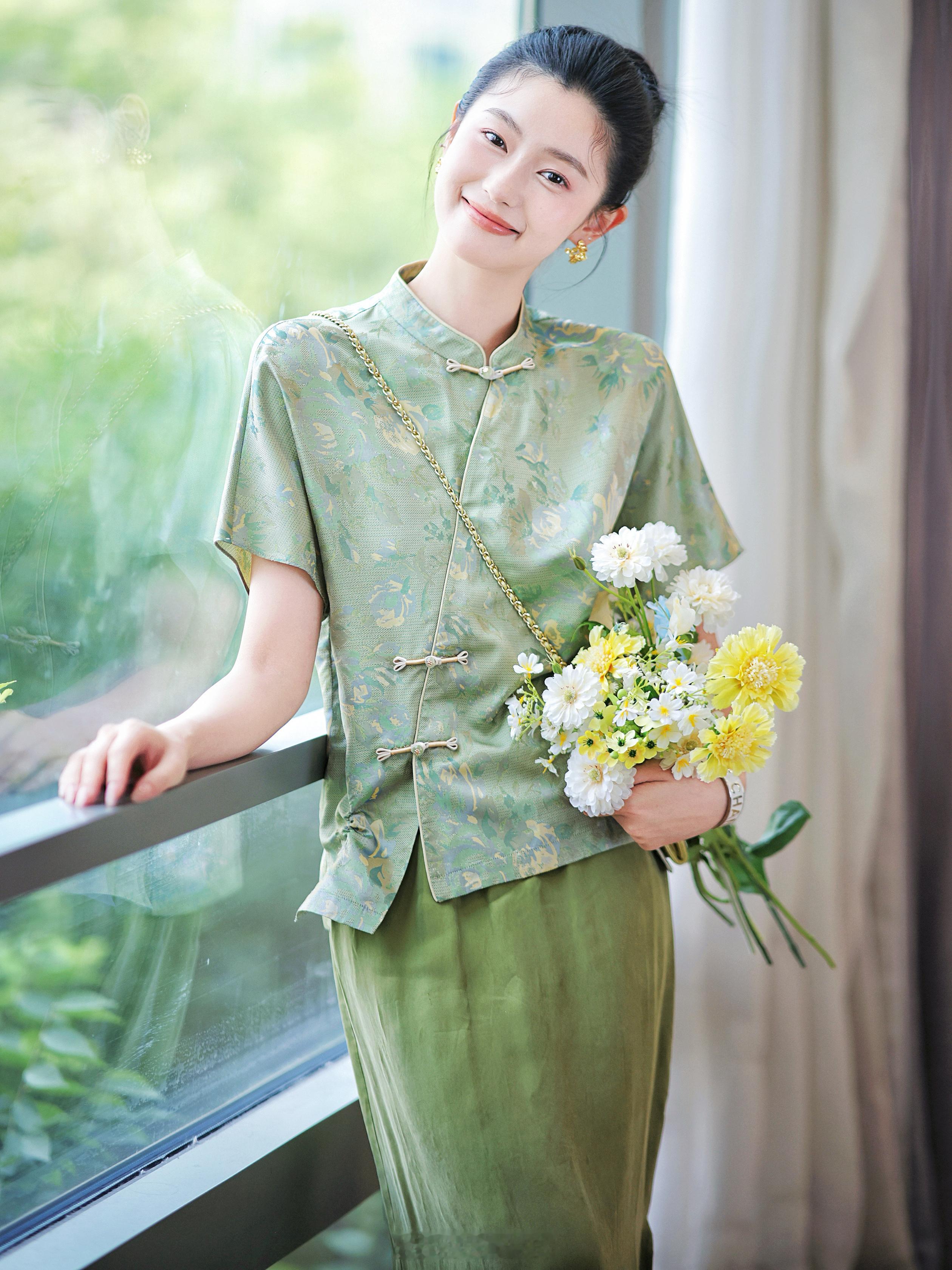 老祖宗严选果然有道理！[喵喵]绿色就算放到现代 也是嘎嘎显贵啊细看这小衫还做了牡
